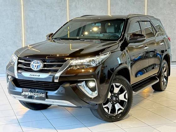 TOYOTA HILUX SW4 2.8 SRX DIAMOND 4X4 7 LUGARES 16V TURBO INTERCOOLER DIESEL 4P AUTOMÁTICO